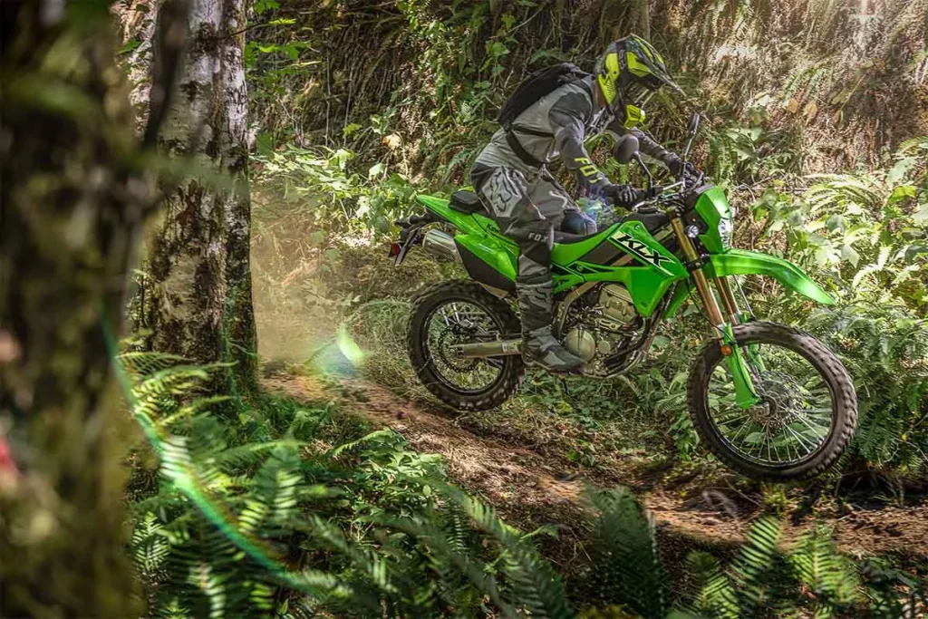 9 تا از بهترین موتورهای دو منظوره (Dual Sport) در سال 2025: 14 2025 Kawasaki KLX300 action1