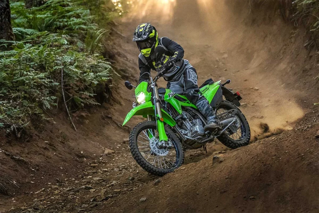 9 تا از بهترین موتورهای دو منظوره (Dual Sport) در سال 2025: 13 kawasaki-klx300
