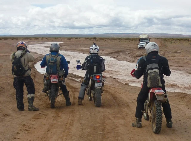 9 تا از بهترین موتورهای دو منظوره (Dual Sport) در سال 2025: 11
Motorcycle_River_Crossing_Bolivia