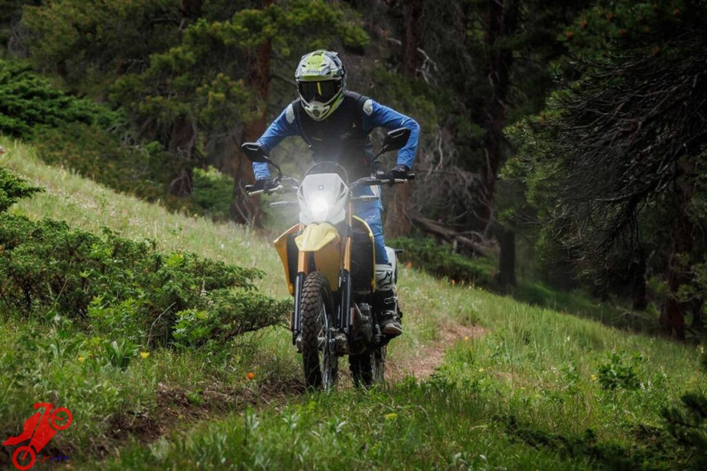 9 تا از بهترین موتورهای دو منظوره (Dual Sport) در سال 2025: 9 Suzuki DRZ4S action 1
