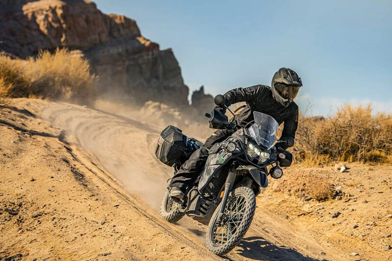 9 تا از بهترین موتورهای دو منظوره (Dual Sport) در سال 2025: 17
klr-650-adventure-bike-in-action